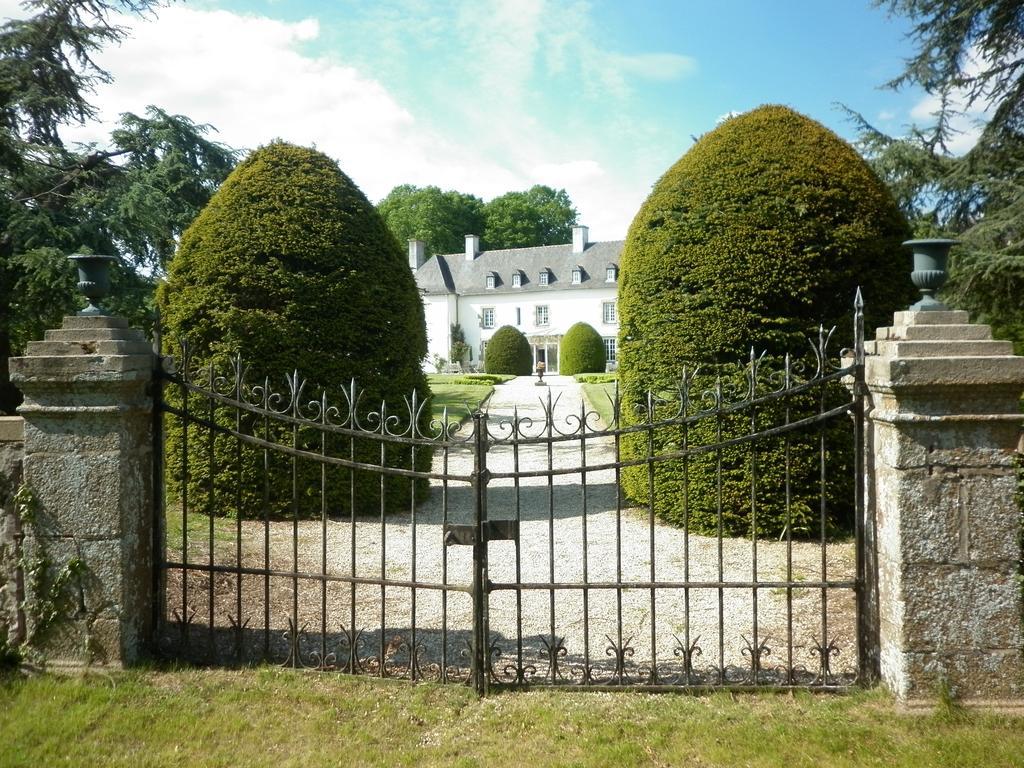 Manoir De La Baronnie Bed & Breakfast Saint-Malo Bagian luar foto